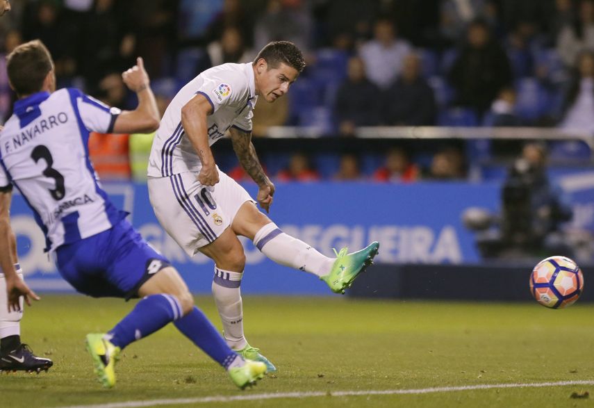 James Rodriguez (derecha), golpea el balón ante el defensa del Deportivo, Fernando Navarro, para conseguir el cuarto gol del Real Madrid.&nbsp;