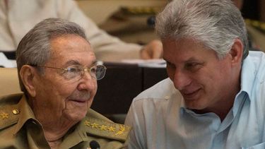 Raúl Castro, junto a Miguel Díaz-Canel, en La Habana.