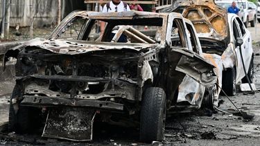 Un hombre camina junto a los restos de un automóvil tras una explosión cerca de la cárcel del Litoral en Guayaquil, Ecuador, el 13 de marzo de 2025. Según las autoridades locales, un guardia de la prisión falleció tras la explosión.&nbsp;