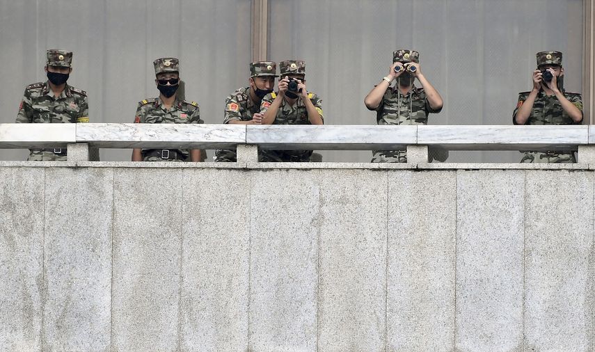 Imagen de archivo de soldados norocoreanos observan hacia Corea del Sur desde la frontera entre ambos países, el 16 de septiembre de 2020.&nbsp;