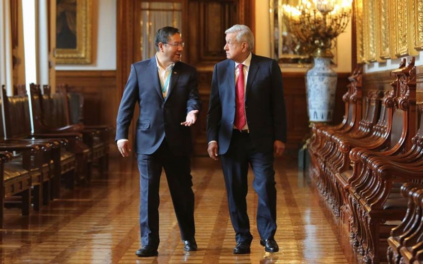 El presidente de México, Andrés Manuel López Obrador camina junto a su homólogo de Bolivia, Luis Arce.