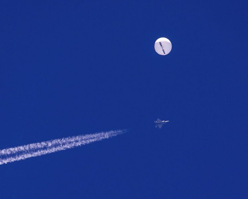 En esta foto suministrada por Chad Fish, un globo vuela sobre el océano Atlántico, cerca de la costa de Carolina del Sur.&nbsp;
