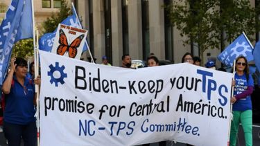 Foto: Activistas y ciudadanos con TPS marchan cerca de la Casa Blanca para pedir protección a sus residentes en Washington D.C., el 23 de septiembre de 2022.