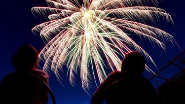Dos personas observan el estallido de&nbsp;fuegos&nbsp;artificiales&nbsp;durante el 4 de&nbsp;julio de 2012, desde el jardín de su casa en Valley Center, Kansas (EEUU).