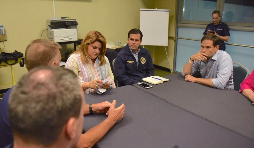 El senador Marco Rubio (der.), reunido con el gobernador de Puerto Rico, Ricardo Roselló (2der.), y otras autoridades para evaluar la recuperación de la Isla del Encanto tras el paso del huracán María.