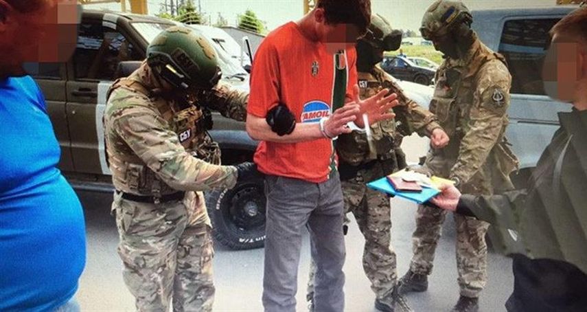 Fotografía facilitada por el Servicio de Seguridad de Ucrania (SBU, antiguo KGB) que muestra a varios de sus miembros mientras detienen a un ciudadano francés en Kiev, Ucrania (EFE)