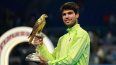 El español Carlos Alcaraz celebra con el trofeo tras ganar su final individual masculina contra el francés Arthur Fils en el torneo de tenis Abierto de Qatar en Doha el 21 de febrero de 2026.&nbsp;