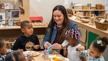 Las escuelas de todo el país sirvieron 6,900 millones de comidas a los niños durante el año académico pasado, según un estudio reciente de Food Research & Action Center
