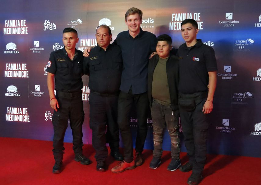 En esta fotograf&iacute;a del tres de marzo de 2020 el param&eacute;dico Juan Ochoa, de izquierda a derecha, el param&eacute;dico Fern&aacute;ndo Ochoa, el director Luke Lorentzen, Josu&eacute; Ochoa y el param&eacute;dico Fernando Ochoa, de la pel&iacute;cula &ldquo;Familia de medianoche&rdquo; (&ldquo;Midnight Family&rdquo;), posan en la alfombra roja de la cinta en la Ciudad de M&eacute;xico.&nbsp;