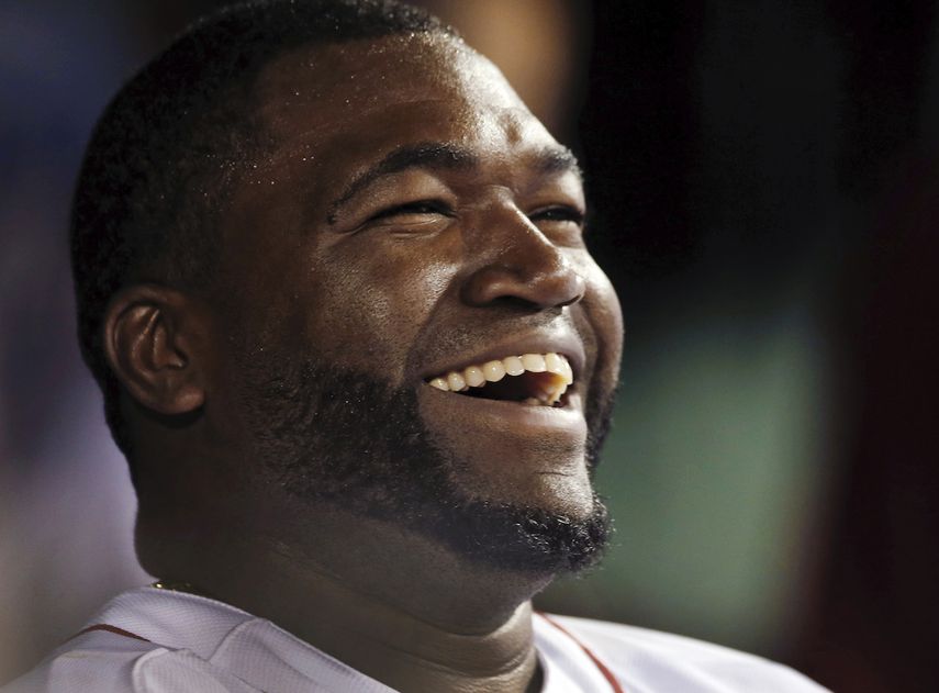 El bateador designado de los Medias Rojas de Boston, David Ortiz, se ríe con sus compañeros en el banquillo después de batear un doble para el hit número 2000 de su carrera, en la sexta entrada de un partido de béisbol contra los Tigres de Detroit en el Fenway Park de Boston, el 4 de septiembre de 2013. Ortiz fue elegido miembro del Salón de la Fama del Béisbol Nacional el martes 25 de enero de 2022.&nbsp;