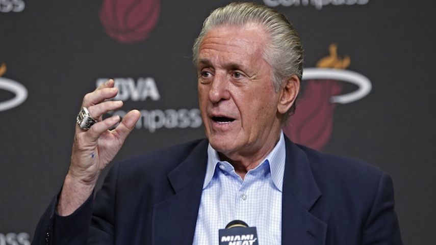 Riley dijo que busca una solución para el problema de Chris Bosh. (ARCHIVO)