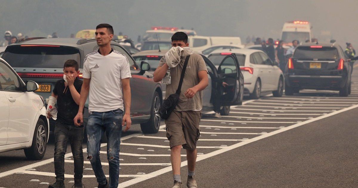 Israel reabre carreteras cerradas por incendio cerca de Jerusalén que sigue activo