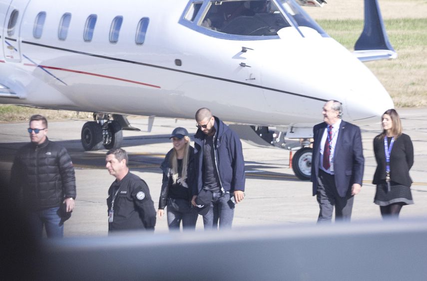 Gerard Piqué, junto a su mujer la cantante colombiana Shakira, a su llegada a Argentina.
