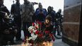Varias personas depositan flores y velas por las víctimas del atentado terrorista ocurrido en el metro de&nbsp;San&nbsp;Petersburgo.