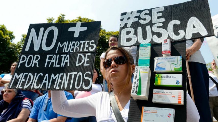 Venezolanos protestan ante la falta de medicamentos en su país.