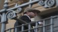 Simon Bowes-Lyon, conde de Strathmore, llega a la Corte Regional de Dundee antes de su vista de sentencia en Dundee, Escocia, el martes 23 de febrero de 2021. Simon fue condenado a 10 meses de prisión por una agresión sexual contra una mujer.