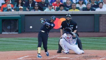 Luis Arráez, uno de los representantes de los Marlins de Miami en el Juego de Estrellas 2023, conecta un imparable productor en el cuarto inning.