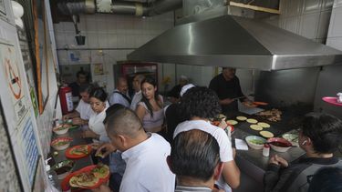 La taquería Tacos El Califa de León vista desde arriba en Ciudad de México, el miércoles 15 de mayo de 2024. Tacos El Califa de León es la primera taquería en recibir una estrella Michelin.