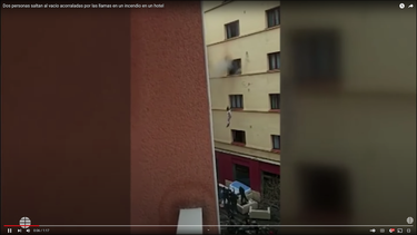 Captura de pantalla de un video compartido en YouTube por el periódico El Mundo, sobre el incendio en un hotel en Barcelona el sábado 12 de febrero de 2022.&nbsp;