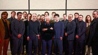 El diseñador italiano Giorgio Armani posa con los invitados al final del desfile de la colección Giorgio Armani en la Semana de la Moda de Milán Otoño/Invierno 2025-2026 para hombres el 20 de enero de 2025.