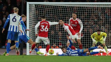 El centrocampista sueco #26 del Brighton, Yasin Ayari (abajo a la derecha), cae al suelo durante una pelea frente a la portería del Arsenal al final del partido de fútbol de la Premier League inglesa entre el Arsenal y el Brighton and Hove Albion en el Emirates Stadium en Londres el 27 de diciembre de 2025.&nbsp;