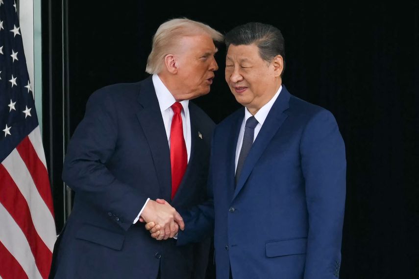 El presidente de Estados Unidos Donald J. Trump le habla a su homólogo de China Xi Jinping durante un encuentro bilateral.