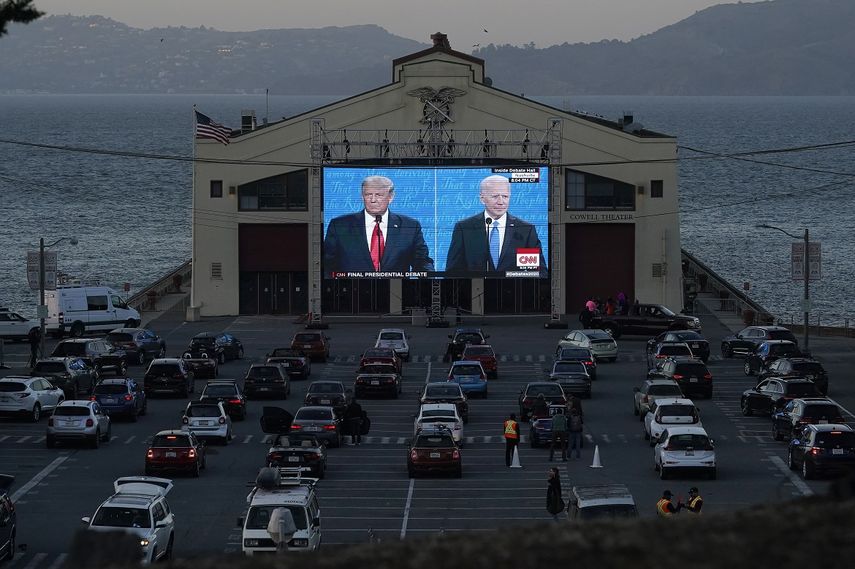 Espectadores siguen el segundo y último debate entre el presidente de Estados Unidos, Donald Trump (a la izquierda en la pantalla), y el aspirante demócrata, el exvicepresidente Joe Biden, en Fort Mason Center, San Francisco, el 22 de octubre de 2020.&nbsp;