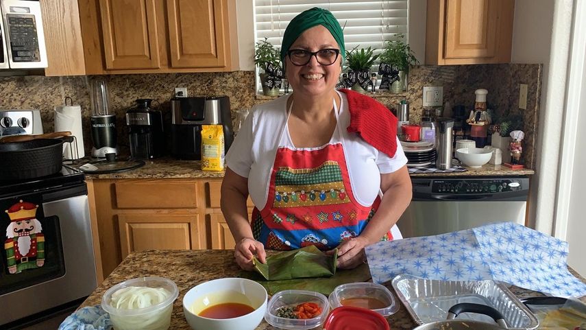 Carolina Quiroz ofrece a la venta una deliciosa hallaca que es entre andina y caraqueña.&nbsp;
