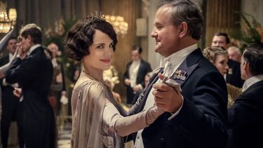 En esta imagen proporcionada por Focus Features Elizabeth McGovern, izquierda, como Lady Grantham y Hugh Bonneville, como Lord Grantham, en Downton Abbey. El elenco principal original de Downton Abbey se reunirá para una segunda película que se estrenará el 22 de diciembre de 2021, anunció Focus Features.