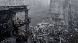 Edificios residenciales destruidos en la ciudad en primera línea de Kostyantynivka, en la región de Donetsk, en medio de la invasión rusa de Ucrania. Edificios residenciales destruidos en la ciudad en primera línea de Kostyantynivka, en la región de Donetsk, en medio de la invasión rusa de Ucrania.
