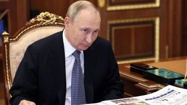 El presidente de Rusia, Vladimir Putin, escucha al gobernador de la región de Samara, Dmitry Azarov, durante su reunión en Moscú, Rusia, el martes 18 de octubre de 2022.&nbsp;