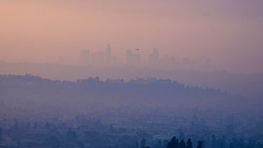 Un helicóptero sobrevuela el centro de Los Ángeles, California, cubierto de humo por el incendio de Eaton, el incendio de Palisades y otros incendios más pequeños, como se ve desde Glendale, California, el 9 de enero de 2025.&nbsp; 