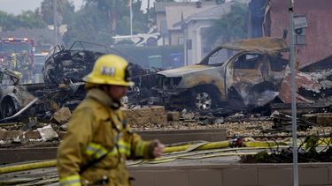 Cuadrillas de bomberos trabajan en el lugar en donde se estrelló una avioneta, el lunes 11 de octubre de 2021, en Santee, California.&nbsp;