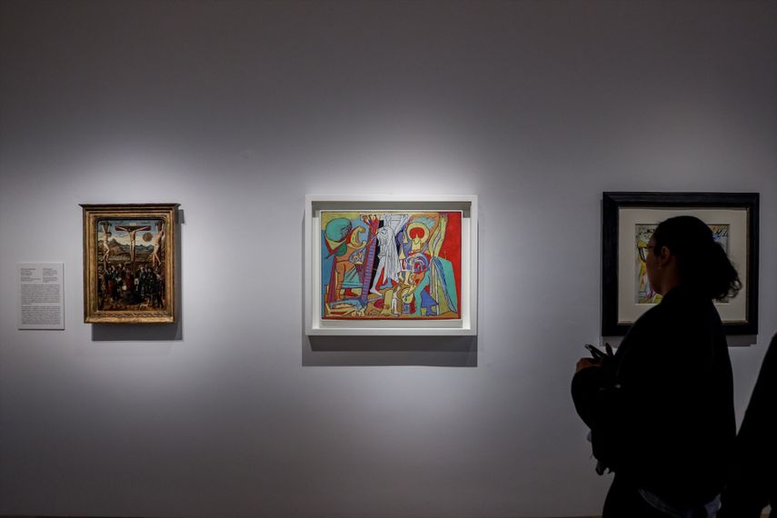 Una persona observa las obras de la exposición Picasso. Lo sagrado y lo profano, en el Museo Nacional Thyssen-Bornemisza, a 15 de octubre de 2023, en Madrid.&nbsp;