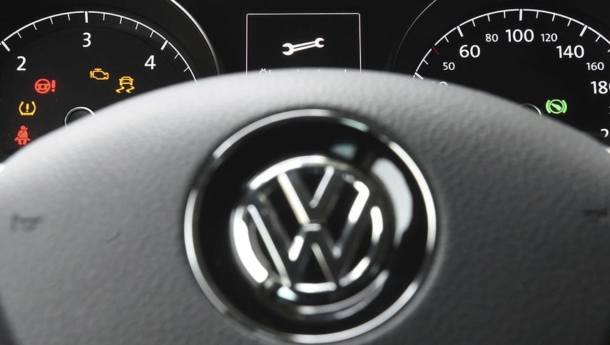 VW también confirmó que ha detenido en la Unión Europea las ventas de autos diésel nuevos que contienen el software que puede falsear los datos en las pruebas de emisiones de gases tóxicos. (EFE)