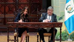 La Secretaria de Seguridad Nacional de EE. UU., Kristi Noem (izq.), y el Ministro de Gobernación de Guatemala, Francisco Jiménez Irungaray, firman un memorando de entendimiento sobre un programa de seguridad conjunto en el Palacio Nacional de la Cultura el 26 de junio de 2025 en la Ciudad de Guatemala