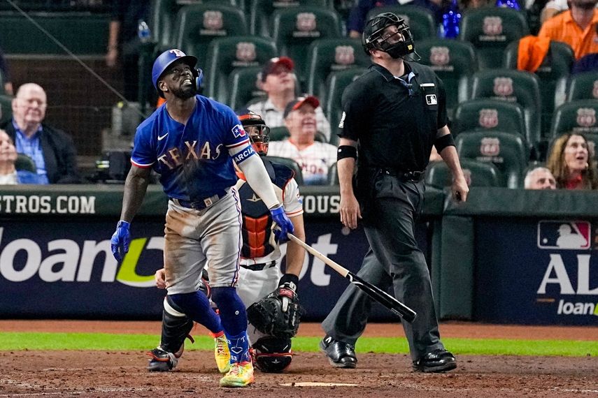 Adolis García batea un cuadrangular durante la octava entrada del Juego 7 de la Serie de Campeonato de la Liga Americana en contra de los Astros de Houston