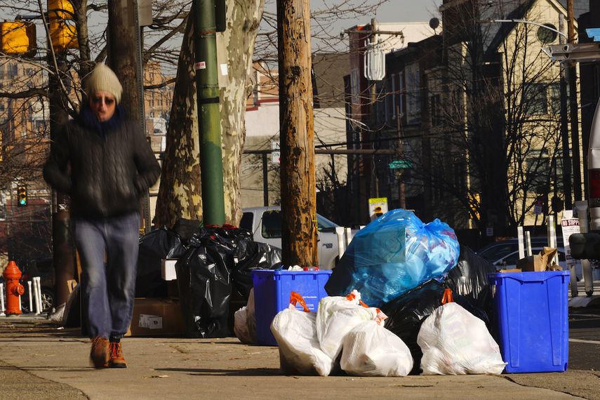 En esta fotografía del jueves 13 de enero de 2022, la basura se acumula en las calles de Filadelfia debido a que muchos trabajadores de limpieza están afectados por la variante ómicron del coronavirus en numerosas ciudades de Estados Unidos.&nbsp;