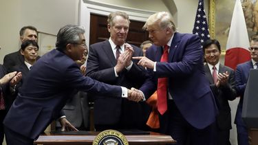 El presidente Donald Trump se&ntilde;ala al embajador de Jap&oacute;n en Estados Unidos, Shinsuke Sugiyama, mientras el Representante Comercial de Estados Unidos, Robert Lighthizer, al centro, observa, el final de la ceremonia de una firma de acuerdo comercial con Jap&oacute;n en la Casa Blanca, el lunes 7 de octubre de 2019, en Washington