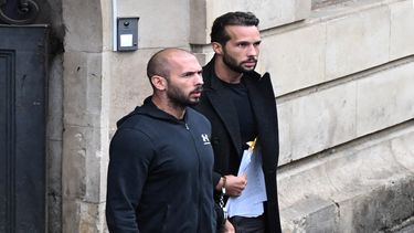 Esta foto de archivo tomada el 10 de enero de 2023 muestra al ex boxeador profesional británico-estadounidense y controvertido influencer Andrew Tate (izquierda) y su hermano Tristan Tate (derecha) saliendo de una corte en Bucarest, Rumania. Un tribunal prolongó la detención de ambos.