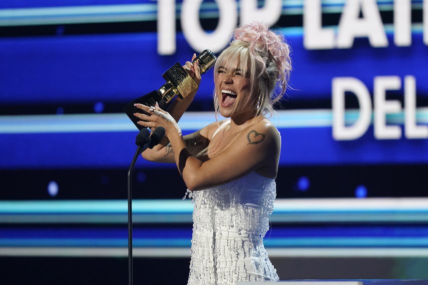 La cantante Karol G reacciona al ganar el premio al Mejor Álbum Latino del Año durante los Premios Latin Billboard, el jueves 5 de octubre de 2023, en Coral Gables, Florida.