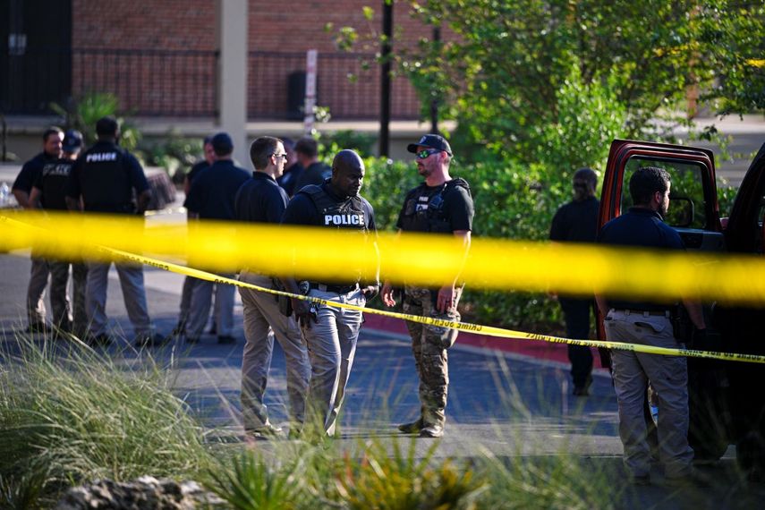 La policía investiga la escena de un tiroteo en la Universidad Estatal de Florida el 17 de abril de 2025 en Tallahassee, Florida.