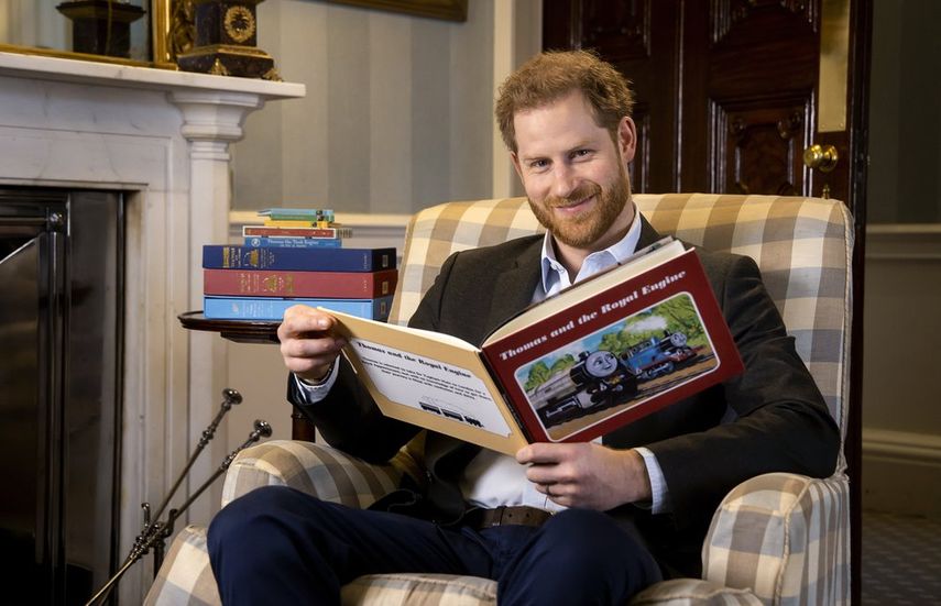 En esta foto de enero de 2020 y puesta a disposici&oacute;n el lunes 27 de abril de 2020 por Mattel, el pr&iacute;ncipe Harry de Gran Breta&ntilde;a posa para una foto durante la grabaci&oacute;n de su introducci&oacute;n al nuevo especial animado Thomas & Friends: The Royal Engine.&nbsp;&nbsp;