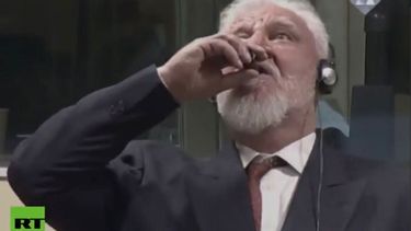 El juez suspendió la sesión y Praljak fue trasladado a un hospital.