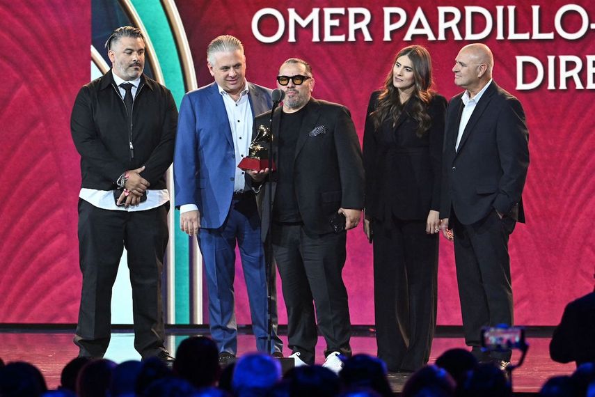 Omer Pardillo, albacea universal del legado de Celia Cruz, recoge el Latin Grammy, junto a Nelson Albareda, CEO de Loud And Live y productor ejecutivo del álbum.&nbsp;