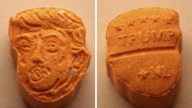 Fotografía fechada el 21 de agosto de 2017 y cedida hoy, 22 de agosto, que muestra una pastilla de éxtasis de color naranja con la forma de la cara del presidente estadounidense, Donald&nbsp;Trump&nbsp;(i) y con la inscripción Trump en la parte trasera (d) en Osnabrück, Alemania. Durante un control de tráfico la policía encontró drogas en un coche con matrícula australiana que tenía aproximadamente 5.000&nbsp;pastillas&nbsp;de éxtasis con un valor de 39.000 euros.