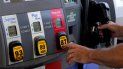 Una persona echa combustible a su vehículo en una gasolinera en Miami, Florida.