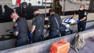 Equipos de auxilio responden a un reporte de que alguien sufrió deshidratación por calor en Salem, Oregon, el 26 de junio del 2021.&nbsp;