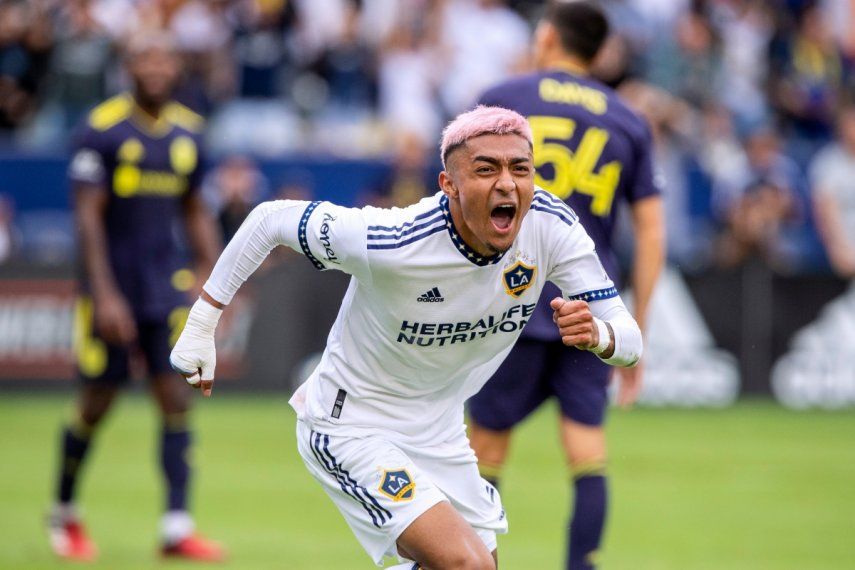 Foto del 15 de octubre del 2022, el defensa del LA Galaxy Julián Araujo reacciona tras anotar frente a Nashville SC en la MLS. El viernes 17 de febrero del 2023, el Galaxy envía a Araujo al Barcelona.
