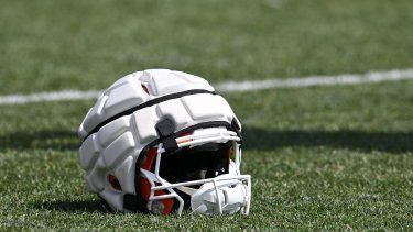 Vista de una gorra Guardian en un casco de los Cleveland Browns de NFL después del campamento de entrenamiento de los Cleveland Browns en el CrossCountry Mortgage Campus el 28 de julio de 2025 en Berea, Ohio.&nbsp;